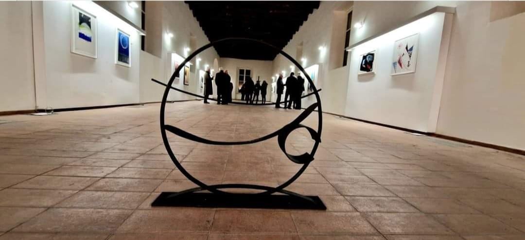 L’Aquila Capitale della Cultura 2026: a Palazzo Ciccozzi la mostra “Vangeli e Sculture” di Antonio Del Donno