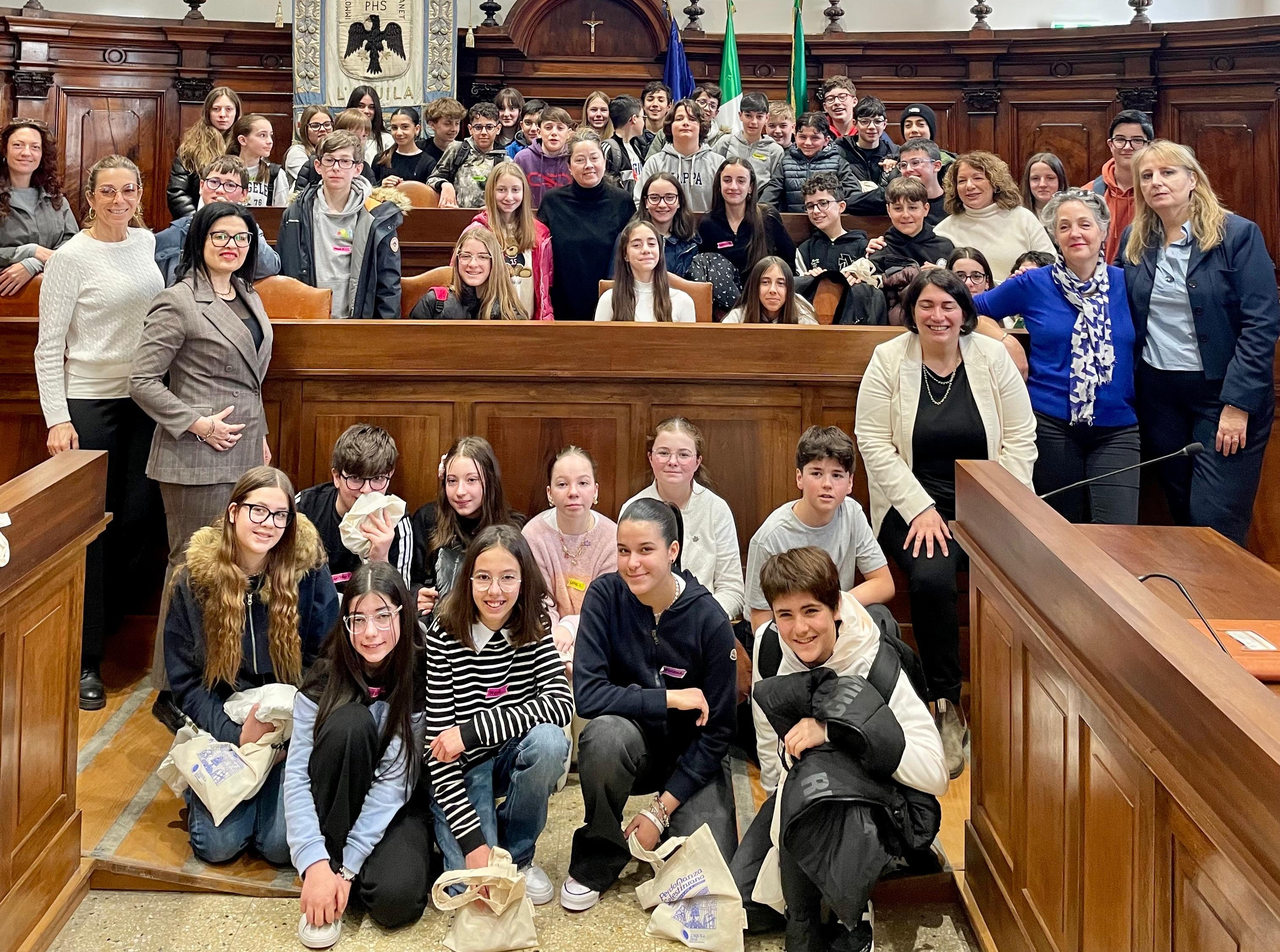 L’Aquila accoglie studenti Erasmus dalla Francia: incontro istituzionale a Palazzo Margherita