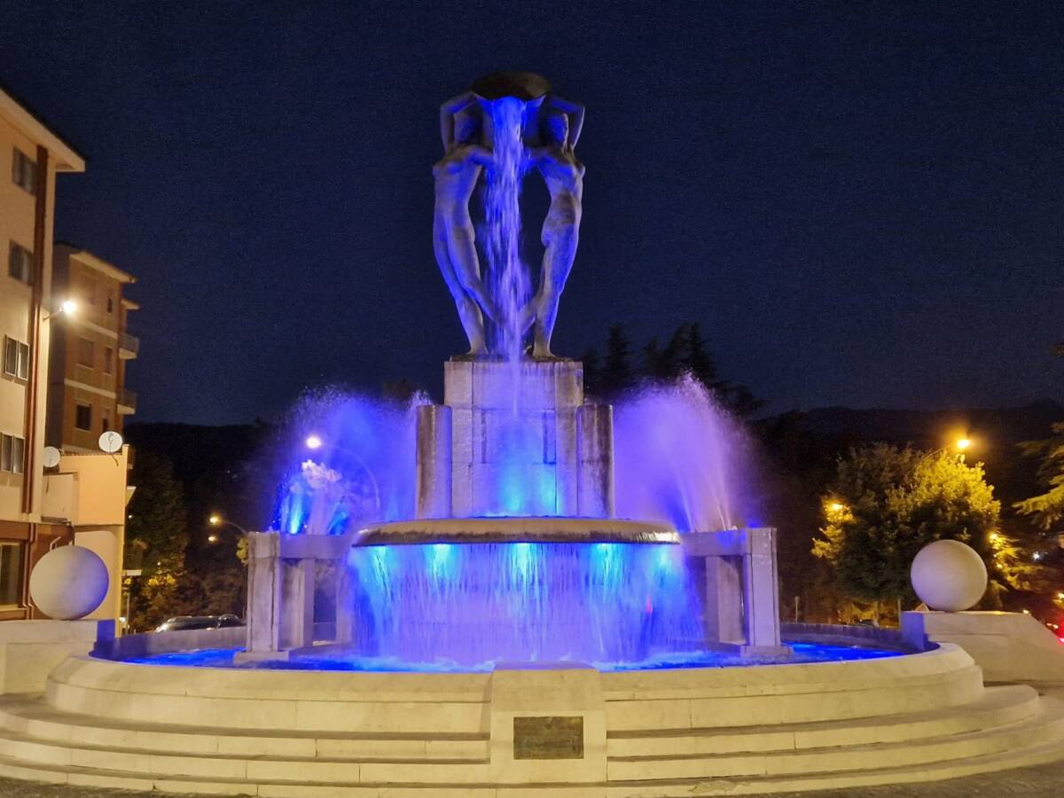 Fontana Luminosa illuminata di blu per la Giornata Nazionale delle vittime civili delle guerre
