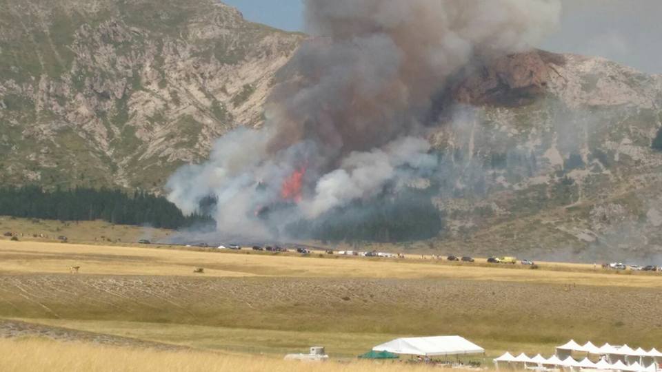 Gran Sasso, incendio a Fonte Vetica: fiamme tra prati e boschi, soccorritori al lavoro