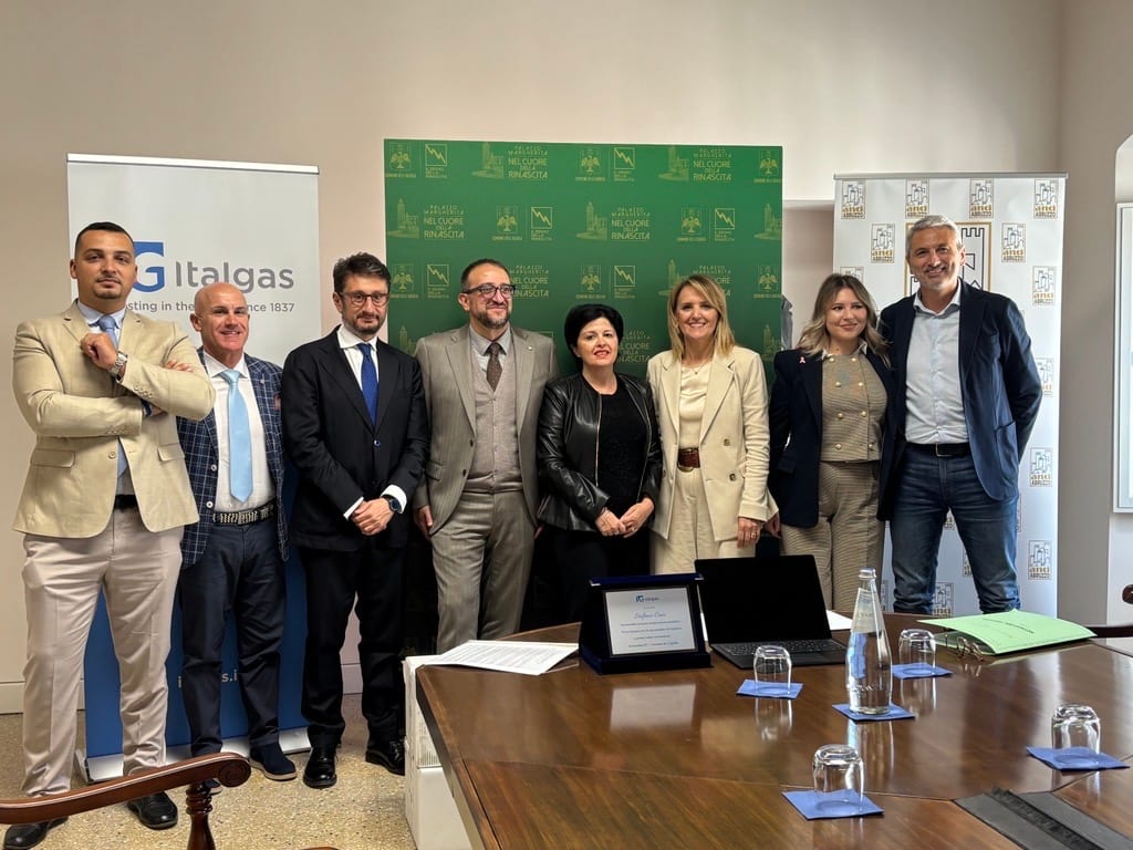 Italgas dona 270 computer all'Aquila: saranno destinati anche ai piccoli Comuni abruzzesi