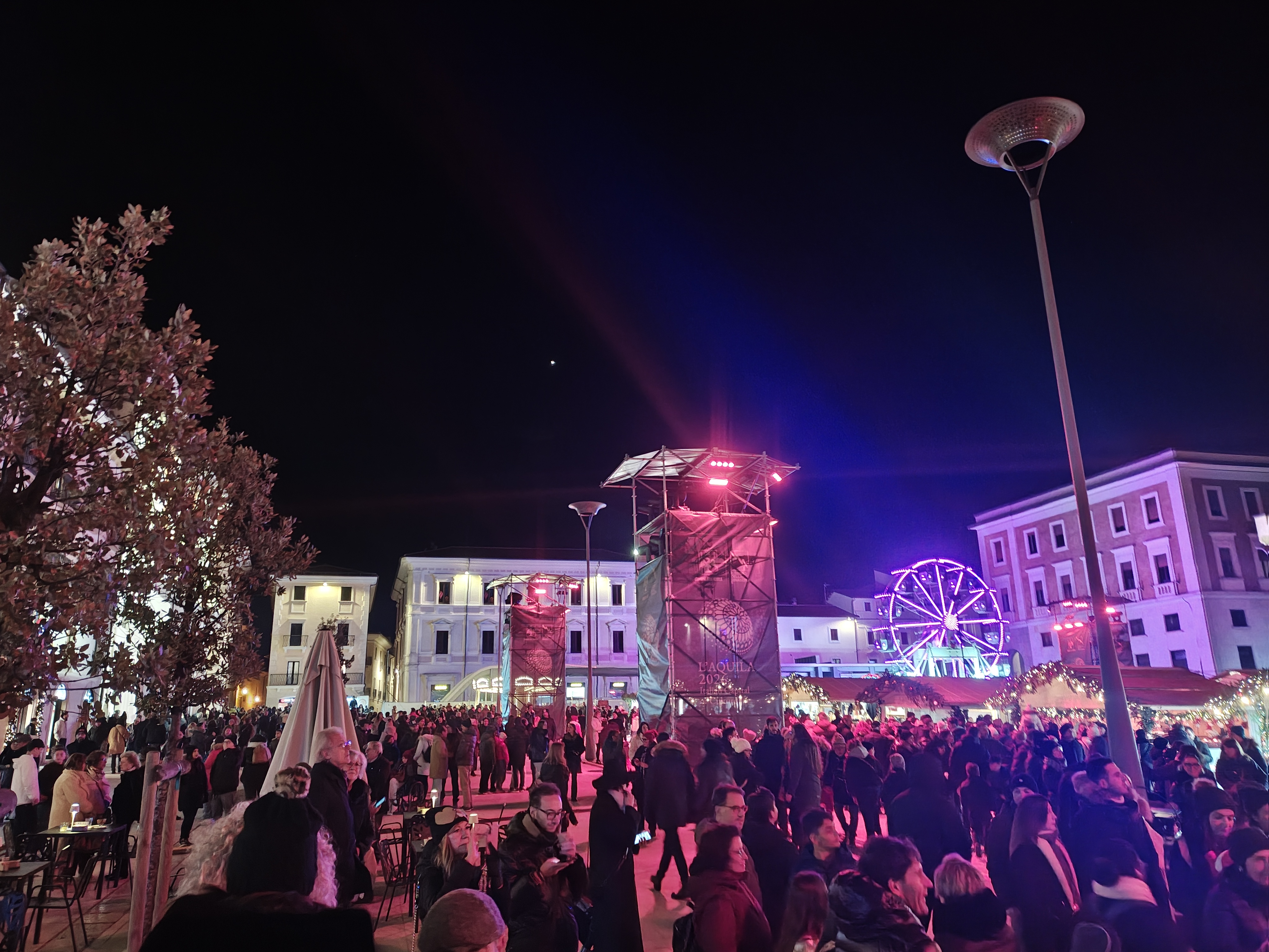 Piazza Duomo si accende: albero, mercatini e ruota panoramica, migliaia in centro