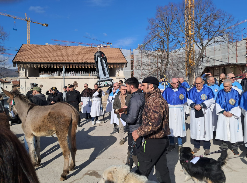 Paganica, festa di Sant’Antonio Abate: benedetti e premiati tutti gli animali