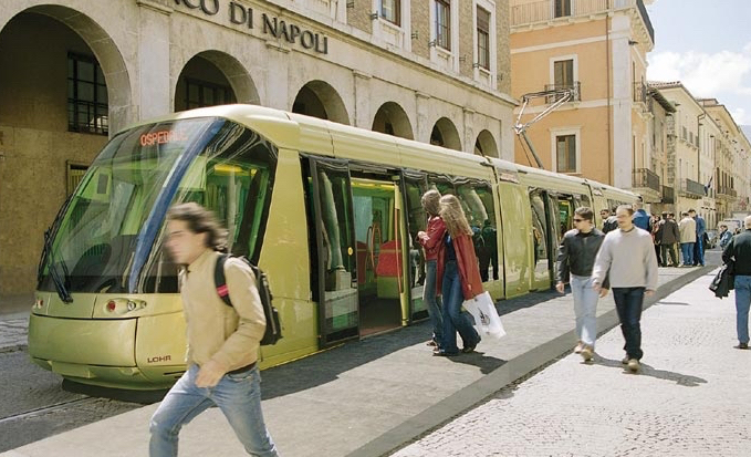 L’Aquila, via le rotaie della metropolitana di superficie: dopo decenni di abbandono partiti i lavori di rimozione