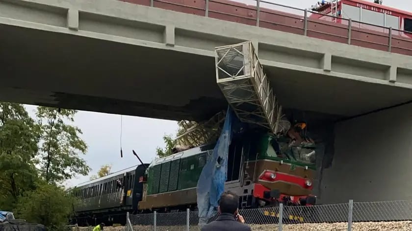 Roccaraso, treno storico contro una gru: tre operai feriti, aperta un'inchiesta