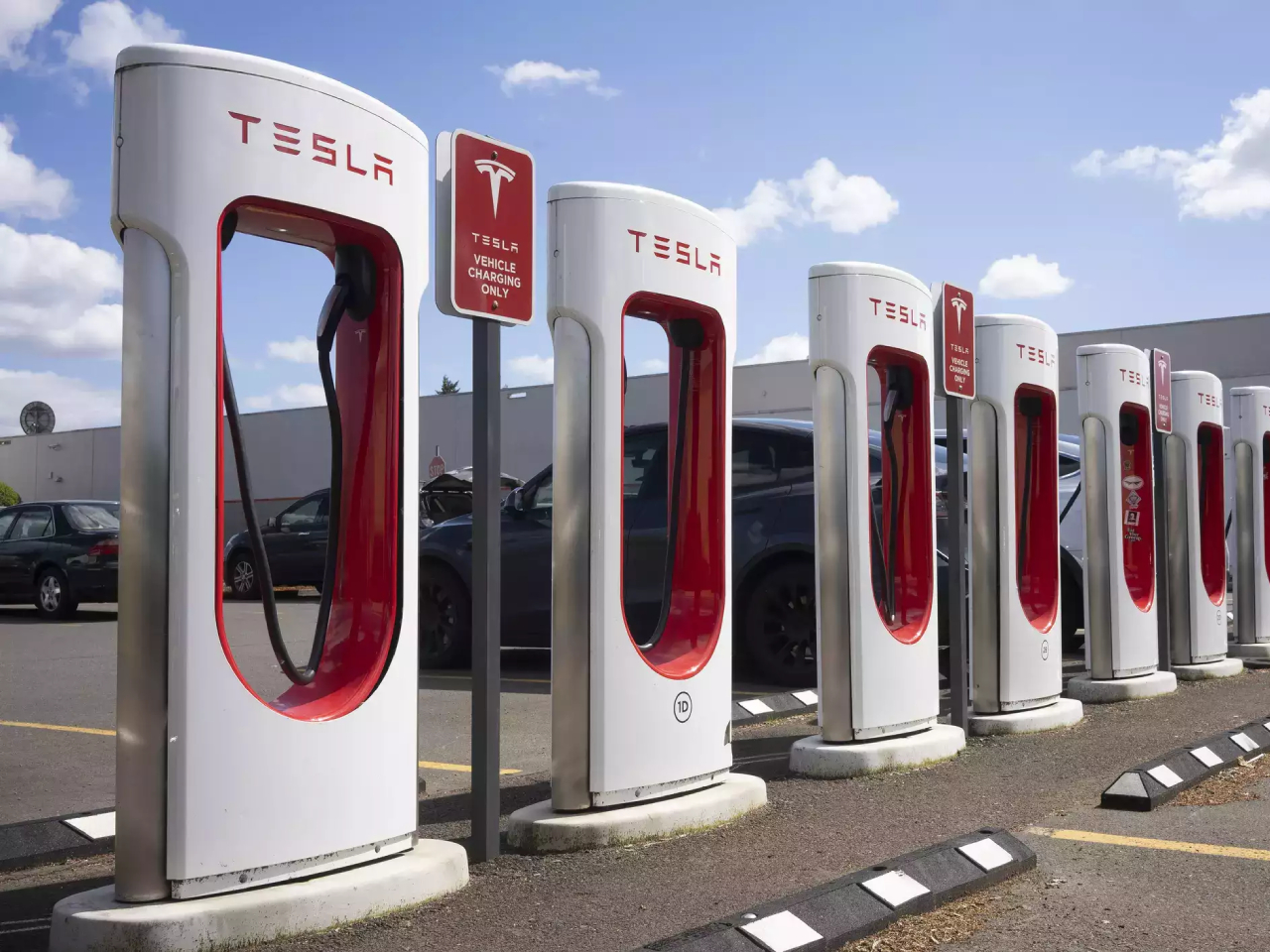 Mobilità sostenibile, al via i lavori per una nuova stazione di ricarica Tesla